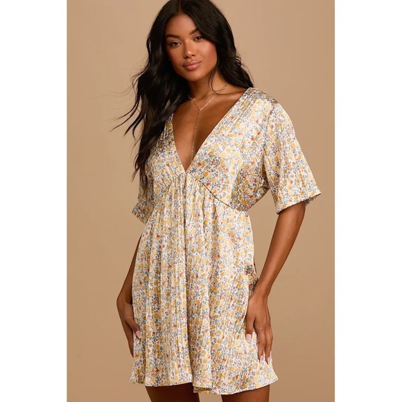 Lulus Dresses & Skirts - Lulus White Gold Satin Pleated Floral Babydoll Express Yourself Mini Dress Sz L